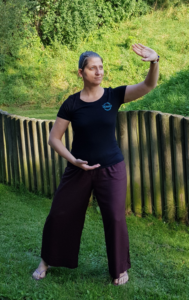 Charlotte-qigong-instruktoer øvelse i haven