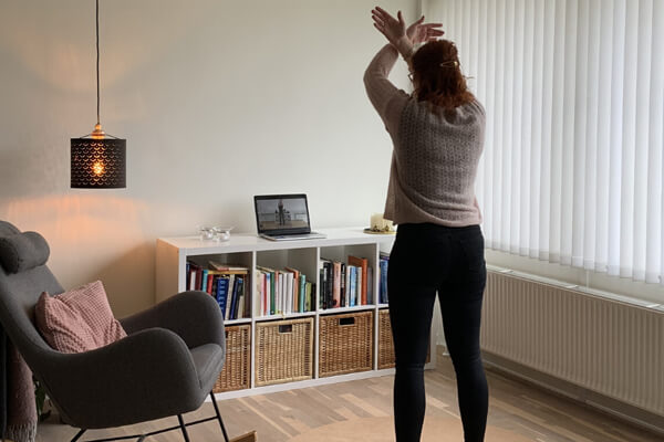 Webqigong foran computeren i stuen