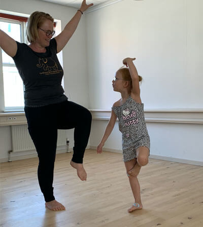 Mor og barn laver Qigong