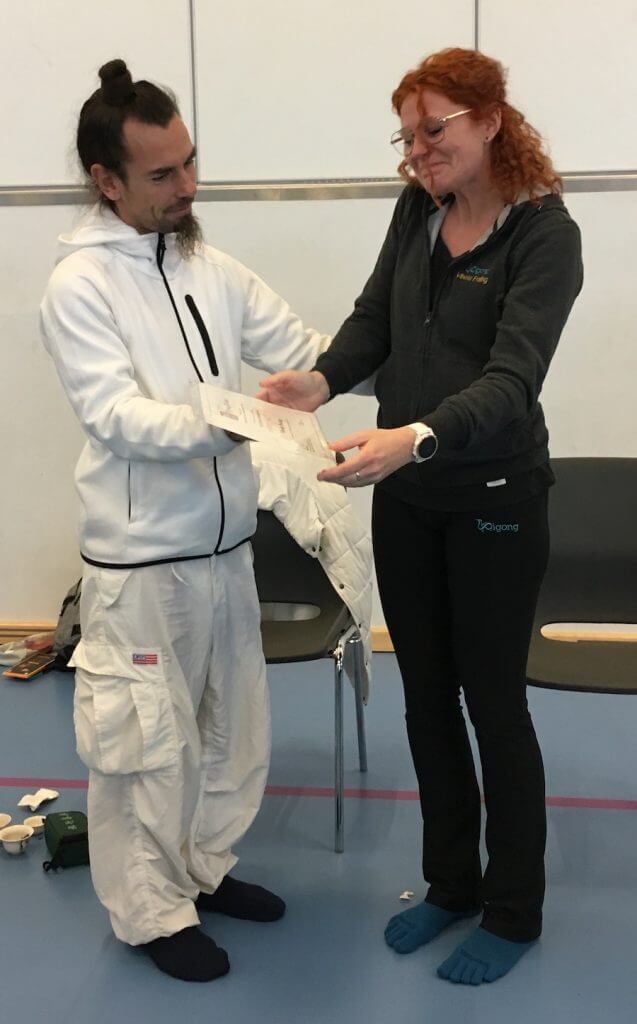 FAbrice-Piché overækker certificat til Vibeke-Fraling