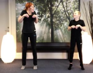 Mor og søn laver Qigong