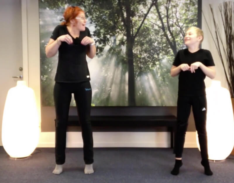 Mor og søn laver Qigong