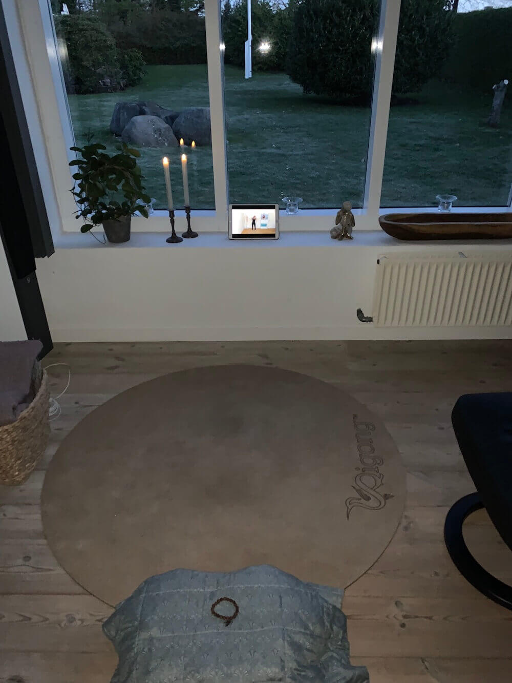 WebQigong-med-udsigt-til-haven-Vibeke-Fralling-Qigong-Academy-2-2
